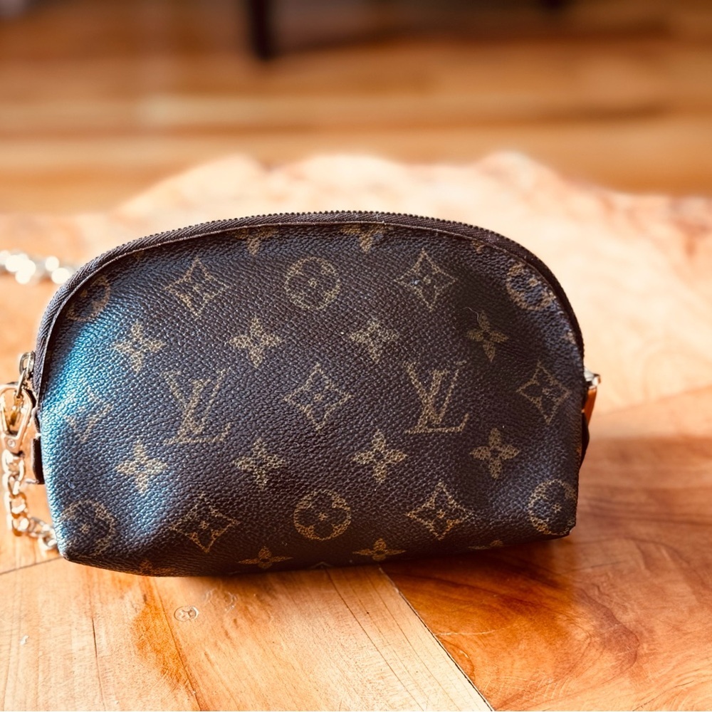 Louis Vuitton
Monogram Cosmetic Pouch vintage with unbranded chain - Picture 5 of 17